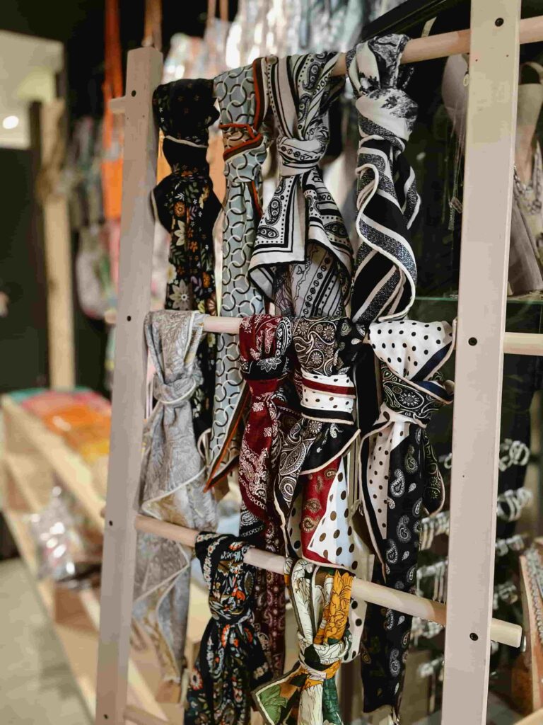 Carrés en laine et soie, l’accessoire incontournable !
